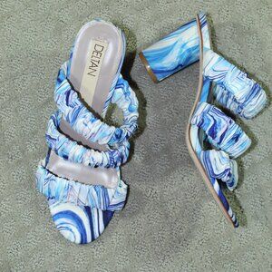 NWOT Deltan Cora Printed Size 7M Blue Heels Classy Scrunchy Chic Colorful